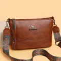 Borsa a tracolla in pelle marrone con ampia tracolla colorata, elegante borsa da donna. - Marrone scuro