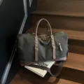 Grand sac de voyage en toile avec bandouliere pour voyages d'affaires et activites. - Noir