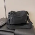Μaύρη νάιλον τσάντα χιαστί, πολυεπίπεδη casual τσάντα ώμου με φαρδύ λουρί για γυναίκες. - Μαύρο