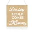 Cartel colgante de yute rústico para bodas con ribete de encaje y letras elegantes. - Bandera de Yute Daddy HERE COMES Mommy