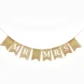 Dettaglio festone in juta per feste di matrimonio con cuori glitterati oro e lettere. - DFC38 Bandiera a coda di rondine oro chiaro cuore "Mr & Mrs"