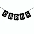 Vista dettagliata del banner nuziale nero con lettere CARDS bianche come supporto fotografico. - Nero