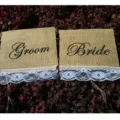 Set di banner per sedie da sposa in juta rustica con pizzo bianco, cartelli sospesi Groom Bride. - 1 Confezione da 2 Bandiere