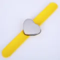 Gele magnetische slap-armband met hartvormige plaat voor het vasthouden van haarspelden. - Transparante OPP-zakverpakking / Geel