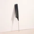 Pettine a coda nero in plastica con punta in metallo per acconciature capelli e meches salone. - Nero