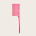Professioneller rosa Kamm mit Stiel zum Strähnchen machen und Frisieren im Salon. - Rosa