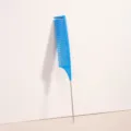 Pettine a coda in metallo blu per acconciature professionali, meches e salone di bellezza. - Blu