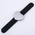 Zwarte slap armband met zilveren hartvormige magneetplaat voor haarspelden en kappersgereedschap. - Transparante OPP-zakverpakking / Zwart