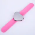 Roze magnetische klaparmband met hartvormige metalen tray, ideaal voor kapperspeldjes en haarspelden. - Transparante OPP-zakverpakking / Roze