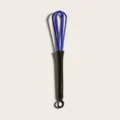 Kompakter blau-schwarzer Haarfärbemittel-Mischbesen mit ergonomischem Griff und Aufhängeöse. - Blau