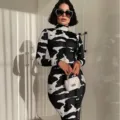 Modischer abstrakter Print Stehkragen Langarm schmal geschnittenes Midi-Kleid Detailansicht. - S / Schwarz