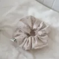 Primer plano detallado de un coletero rosa de lunares, textura de tela fina y etiqueta. - Estilo 4 Lunares