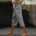 Pantalon court décontracté gris pour femme avec taille élastique et boutons latéraux. - S / Gris