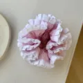 Detail opname van roze en witte gestreepte haarrekkertje scrunchie met geplooide rand - Roze Gestreepte Scrunchie