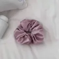 Elegante coletero de satén en rosa y púrpura suave, textura lisa y brillante para peinado. - Rosa
