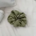 Coletero de pelo de satén verde oliva vista detallada, accesorio elegante para peinado diario. - Coletero Verde