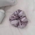 Coletero de pelo de satén lavanda primer plano, goma de pelo brillante y elegante para peinados. - Gomas de pelo violeta claro
