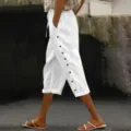 Détail du pantalon capri blanc à boutons latéraux, pantalon d'été décontracté à taille élastique. - S / Blanc