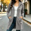 Vue détaillée du sweat à capuche gris long pour femme avec poches et fermeture éclair douce. - S / Gris