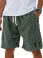 Vista detallada de pantalones cortos de lino verde para hombre con cordón ajustable y tela. - S / Verde Militar