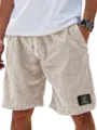 Primer plano de pantalones cortos casuales de lino para hombre con cordón y etiqueta negra. - S / Albaricoque