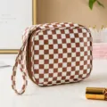 Braunes kariertes wasserdichtes PU Make-up-Etui, tragbare Binden-Aufbewahrungstasche für Damen. - Braun
