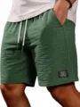 Pantaloncini casual verdi da uomo con coulisse bianca, vestibilità comoda per uso quotidiano. - Taglia S / Verde militare
