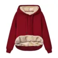 Dettaglio della felpa rossa con cappuccio foderata in pile spesso, capo termico caldo invernale. - Taglia S / Top / Rosso