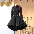 Détail de robe noire gothique vintage à manches longues avec boutons croisés et élégant nœud. - S / Gris