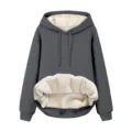 Dettaglio felpa con cappuccio grigio scuro foderata in pile spesso con interno soffice - Taglia S / Top / Grigio