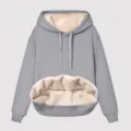 Felpa con cappuccio grigia da donna, dettaglio della fodera interna in pile spesso. - Grigio chiaro
