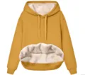 Dettaglio della fodera in pile spesso della felpa con cappuccio invernale da donna. - Taglia S / Top / Giallo