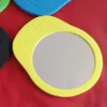 Handspiegel mit gelbem Schaumstoffrahmen und klarer runder Glasfläche für den täglichen Gebrauch. - Gelb-Rund