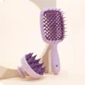 Set di spazzole per massaggio del cuoio capelluto viola e spazzola per capelli. - 2 pettini traforati viola e 2 spazzole per shampoo viola (set da 2 pezzi)