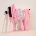 Juego de cepillos de pelo rosa con cepillo perforado peine de púa y rociador fino - Set de cuidado capilar rosa de 5 piezas (cepillo de cejas doble, cepillo para cardar, peine de cola, cepillo ventilado y botella de spray)