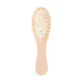 Vue de détail rapproché du mini peigne de massage pneumatique en bois avec des picots lisses. - Schima Superba 22*6cm