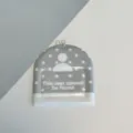 Colgante portafototarjetas de acrílico de 3 pulgadas con diseño de estrellas y meme. - Porta credencial horizontal / Gris claro