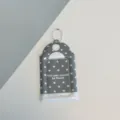 Vista detallada del tarjetero gris con estrellas, funda protectora de 3 pulgadas con cadena de bolitas. - Porta credencial vertical / Gris oscuro