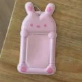 Vista detallada de funda de fotocard de PVC de conejo rosa, tarjetero transparente con cadena. - Funda para tarjetas de conejo rosa irregular
