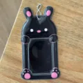 Lindo tarjetero PVC de conejo negro protector de tarjeta de ID de 3 pulgadas con cadena. - Funda para tarjetas de conejo negro irregular