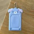 Portafotos azul en forma de cachorro lindo de 3 pulgadas con cadena para exhibición. - Fundas de tarjeta de conejo de postre con forma irregular azul y morado