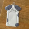 Portafotos de 3 pulgadas con forma de perrito, gafas de corazón y cadena colgante. - Funda para tarjetas de perro con gafas de corazón
