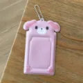 Süßer rosa Hund Fotokartenhalter 3 Zoll niedliche Idol Kartenhülle mit Kette für den Alltag. - Dunkelrosa Dessert-Hasen-Kartenhüllen in Sonderform