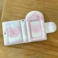 Detalle de álbum fotokard rosa de 3 pulgadas, carpeta con lazo y broche para tarjetas y fotos. - Álbum de fotos de 3 pulgadas con cinta rosa