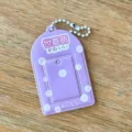 Portatarjetas de identificación violeta de 2 pulgadas con texto japonés y cadena de perlas. - Funda para tarjeta morada de 2 pulgadas (La más mona del mundo) / Púrpura