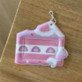 Primer plano del tarjetero fotografico de PVC con forma de pastel rosa y bonita cadena de fresas. - Tarjetero Pastel Rosa / Tarjetero 3 Pulgadas / Rosa