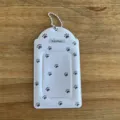Vue détaillée du porte-carte transparent avec des empreintes de pattes et une chaîne à billes. - Protège-carte 3 pouces chaton à empreintes blanches / Blanc