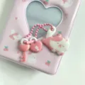 Portatarjetas fotográfico rosa con ventana de corazón, colgante de gato y cadena. - Colgante de Gato Blanco