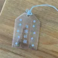 Detalle de funda para tarjeta Omamori de PVC transparente con cordón azul y estampado. - Azul
