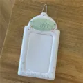 Vista detallada de un portafotos blanco con cadena, ideal para guardar y exhibir fotos de ídolos. - Blanco Verde / Funda para Tarjeta de 6 Pulgadas